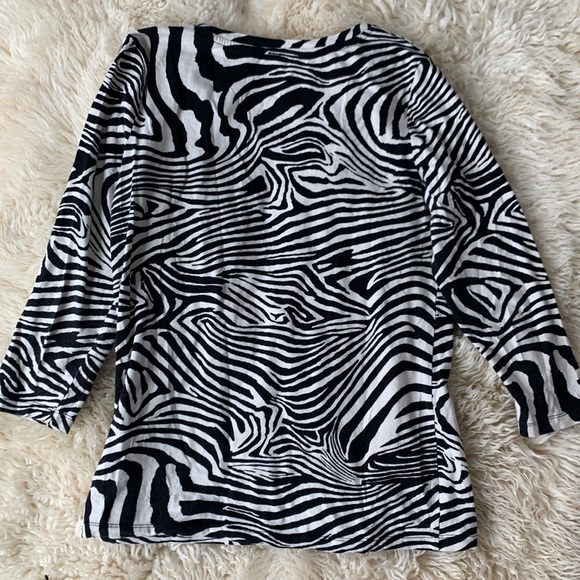 Jones New York sport 3/4 sleeve zebra print too long sleeve tee - M - Picture 3 of 3